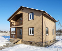 Каркасный дом 8 на 8 с балконом и террасой